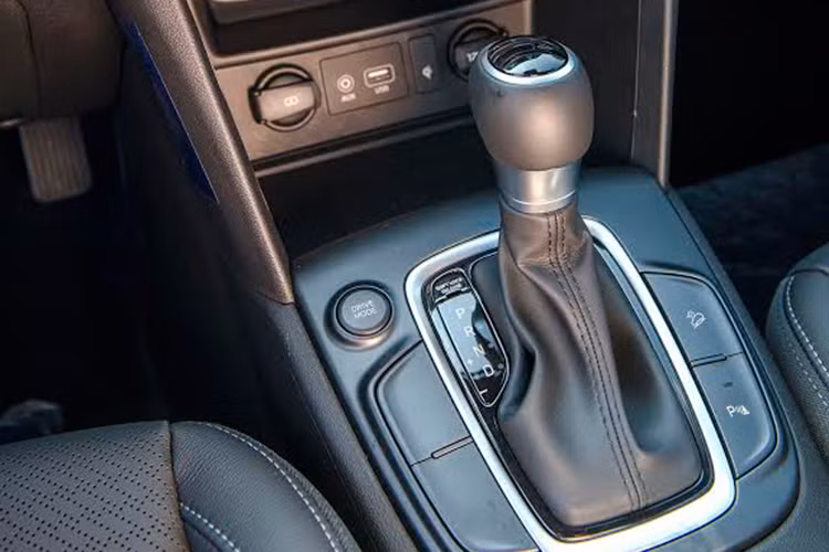 Hyundai Kona sở hữu những trang bị thuộc về phân khúc trên như hệ thống cân bằng điện tử – ESC, kiểm soát lực kéo – TCS, chống trượt thân xe – VSM, hỗ trợ xuống dốc – DBC, chống trộm – Immobilizer, 6 túi khí bên cạnh những trang bị cơ bản như hệ thống chống bó cứng phanh – ABS, phân phối lực phanh điện tử – EBD, hỗ trợ phanh khẩn cấp – BA.