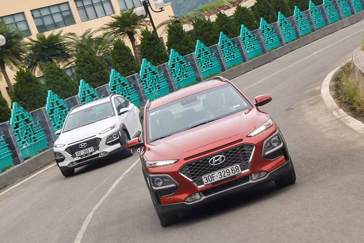 Giá xe Hyundai Kona tại Việt Nam chỉ từ 636 triệu đồng, phiên bản Kona tiêu chuẩn đã có thể đến tay người tiêu dùng. Với các phiên bản cao hơn, mức giá lần lượt là 699 triệu và 750 triệu. Đặc biệt trong tháng 9/2020, người mua xe KONA được hưởng khuyến mại không dưới 20 triệu đồng cho mỗi xe. Đây là lí do khiến KONA trở thành mẫu xe được lựa chọn hàng đầu. 