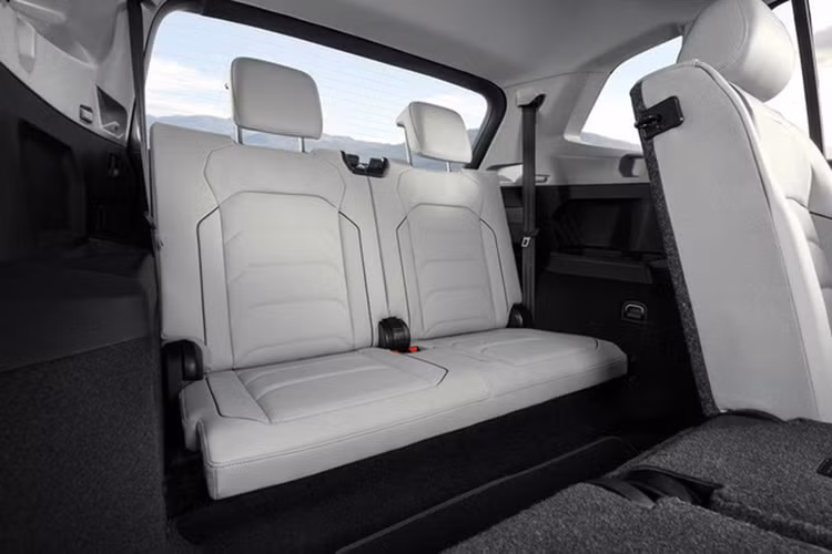 Tại Mỹ, mẫu SUV 7 chỗ này chỉ có duy nhất một lựa chọn động cơ xăng tăng áp TSI I-4 dung tích 2 lít, cho cống suất 184 mã lực và mô-men xoắn 300 Nm, kết hợp hộp số tự động 8 cấp và hệ dẫn động AWD 4Motion. Trong khi đó, VW dành hẳn 6 tùy chọn động cơ cho thị trường châu Âu.