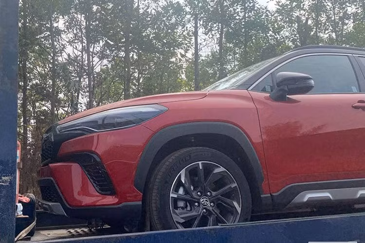 Mới đây,một số người yêu xe đã bắt gặp chiếc Toyota Corolla Cross GR-Sport 2022 mới đang trên đường vận chuyển trên xe chuyên dụng. Phiên bản thể thao của mẫu SUV đô thị đến từ Nhật Bản sẽ là lựa chọn mới hướng đến người trẻ tuổi.