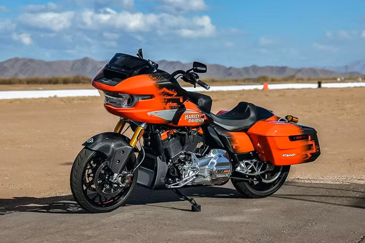 Để ăn mừng thành công của mình trên đường đua thời gian qua, Harley-Davidson đã tung ra bản sao đường trường của chiếc xe đua tại giải KotB có tên là Harley-Davidson CVO Road Glide RR 2025 mới.