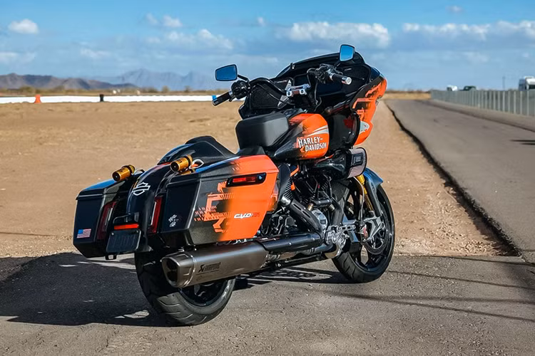Xe môtô Harley-Davidson CVO Road Glide RR được trang bị động cơ V-Twin Screamin' Eagle 131 inch khối. Là một hãng mô tô Mỹ, Harley thích liệt kê dung tích xi-lanh bằng inch khối giống xe cơ bắp.