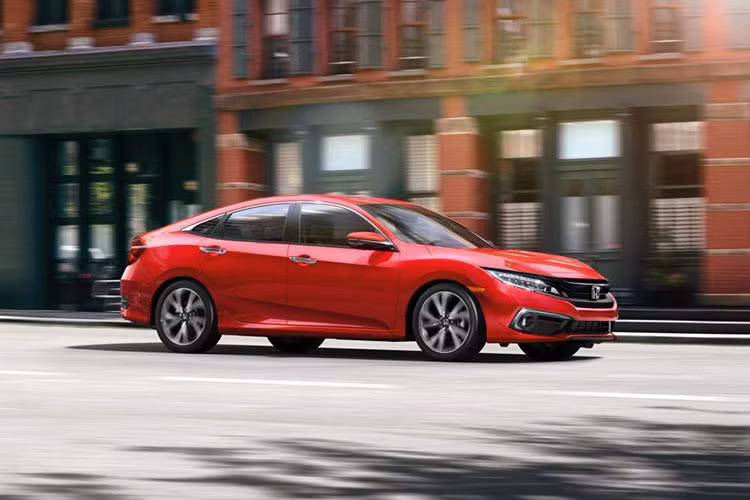 Bản rẻ nhất trong dòng Honda Civic Sedan 2019 tại thị trường Mỹ là LX số sàn với giá 20.345 USD (khoảng 474 triệu đồng). Trong khi đó, bản đắt nhất là Honda Civic Touring Sedan 1.5L Turbo 2019 có giá 28.195 USD. Hai con số tương ứng của Honda Civic Coupe 2019 là 21.545 - 27.745 USD (khoảng 502 triệu đến 646 triệu đồng). 