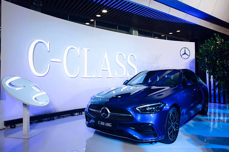 Phiên bản C300 AMG sở hữu động cơ mild hybrid, gồm máy xăng I4 dung tích 2 lít cho công suất 255 mã lực và mô-men xoắn 400 Nm cùng sự hỗ trợ của động cơ điện nhỏ. Động cơ này nhẹ hơn 30% so với thé hệ cũ và có kích thước nhỏ gọn hơn, đi kèm hộp số tự động 9 cấp. Mức giá xe Mercedes Benz C300 AMG 2022 mới là 2,089 - 2,399 tỷ đồng.