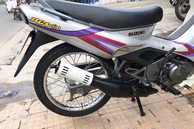 Bộ yên của xe cũng còn giữ nguyên "phom" cùng lớp giả da sần, trong khi cây pô "bụng bầu" đặc trưng của xe 2 kỳ cũng còn mới nguyên, không hề có vết trầy xước. Cả 2 bánh của chiếc xe cũng còn nguyên lốp "zin", bánh trước của của mẫu xe côn tay Suzuki RGV có kích cỡ 70/90/17 trong khi bánh sau là 80/90/17.