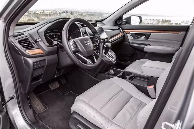Hộp số CVT là trang bị tiêu chuẩn và duy nhất của Honda CR-V 2017. Lượng xăng tiêu thụ trung bình của mẫu xe Honda CR-V 2017 bản dùng động cơ 2,4 lít là 8,71 lít/100 km. Con số tương ứng của bản dùng động cơ tăng áp 1,5 lít là 8,4 lít/100 km.