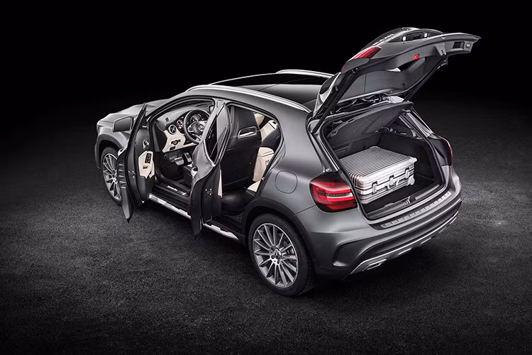 Được trang bị động cơ xăng tăng áp, dung tích 2.0 lít, Mercedes-Benz GLA tiêu thụ trung bình 9,05 lít/100 km. Đáng tiếc là hộp số tự động ly hợp kép 7 cấp của mẫu xe này lại kém tinh tế, cảm giác lái cứng nhắc, nội thất khá ồn và tầm nhìn, đặc biệt là của hành khách phía sau, kém. May thay, khả năng xử lý của Mercedes-Benz GLA rất linh hoạt.