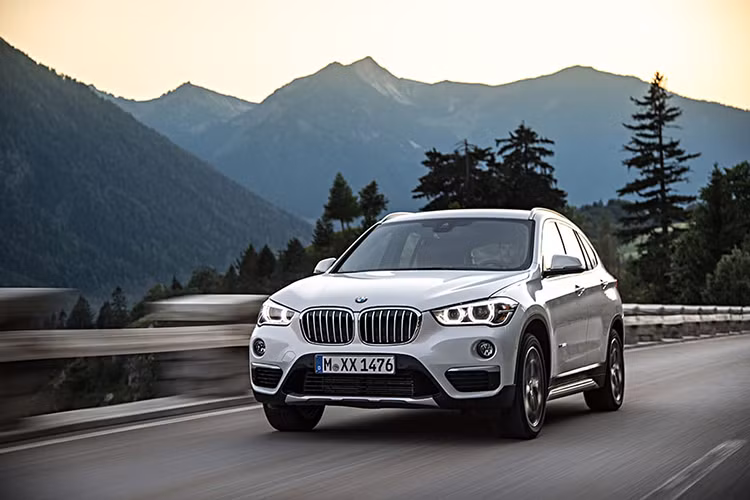 BMW X1 được ra đời dựa trên cơ sở gầm bệ chung với Mini Clubman và Countryman. Ban đầu, BMW X1 chỉ được phân phối với phiên bản dẫn động bốn bánh toàn thời gian. Đến phiên bản 2017, BMW X1 được bổ sung phiên bản dẫn động cầu trước rẻ tiền hơn.