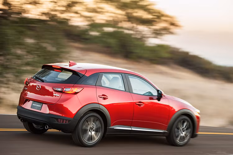 Tương tự đối thủ Honda HR-V, Mazda CX-3 cũng có cảm giác lái cứng nhắc và nội thất không mấy yên tĩnh. Tuy nhiên, trái với Honda HR-V, Mazda CX-3 được trang bị hàng ghế sau và khoang hành lý chật chội.