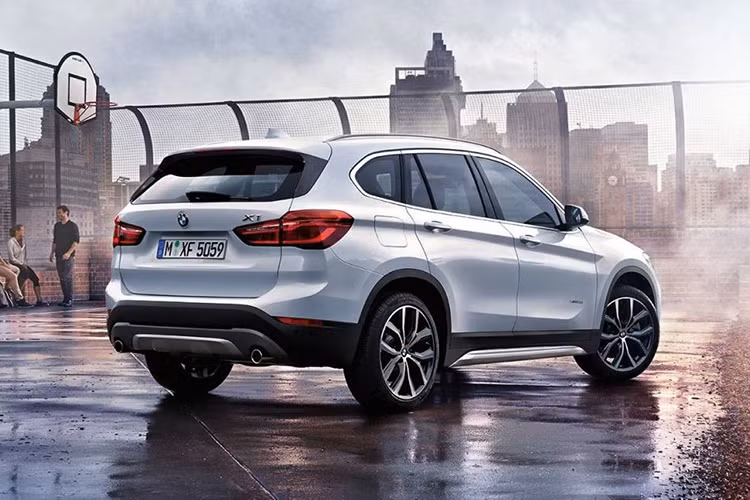 Trong thử nghiệm của Consumer Reports, BMW X1 phiên bản dùng động cơ xăng 4 xy-lanh, tăng áp, dung tích 2.0 lít với công suất tối đa 228 mã lực và hệ dẫn động 4 bánh tiêu thụ lượng nhiên liệu trung bình 9,05 lít/100 km. Với chiều cao gầm khá thấp, BMW X1 khiến người điều khiển có cảm giác như đang lái xe sedan.