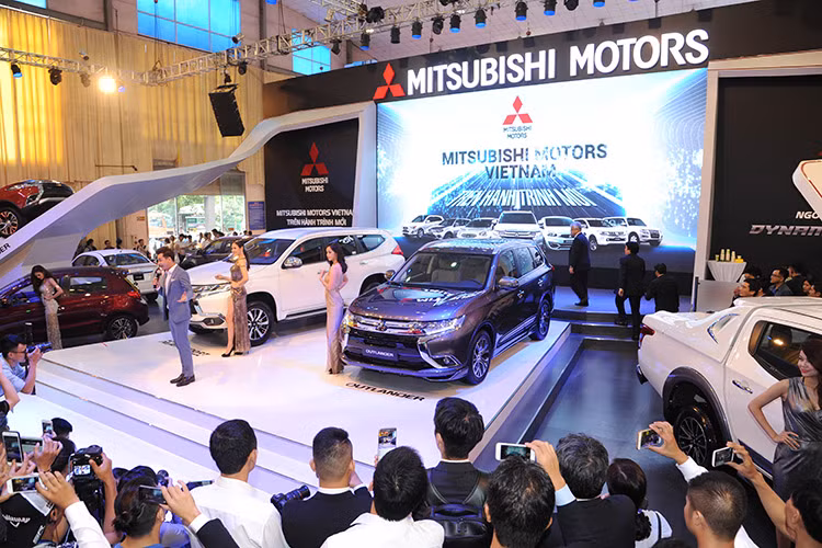 Các chương trình Roadshow của từng hãng với màn trình diễn đường phố hoành tráng của 15 xe, Online Tour – hoạt động tương tác lần đầu được triển khai tại một kỳ Triển lãm Ô tô đã thu hút hàng trăm ngàn lượt người theo dõi. 