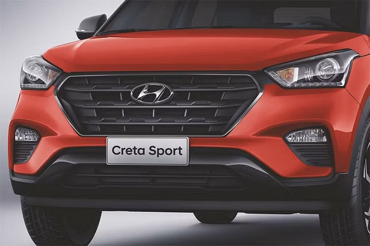Vè ngoại hình, nhiều điểm thiết kế mới xuất hiện trên Hyundai Creta Sport 2019 khi có bộ lưới tản nhiệt hình lục giác đặc trưng phủ nước sơn đen bóng, cụm đèn pha lớn kéo dài tới tận nắp ca-pô, kết hợp cùng một dải đèn định vị chạy ban ngày khá bắt mắt. Ở phía dưới là đèn sương mù to bản nằm trong hốc hút gió trên cản trước của xe.