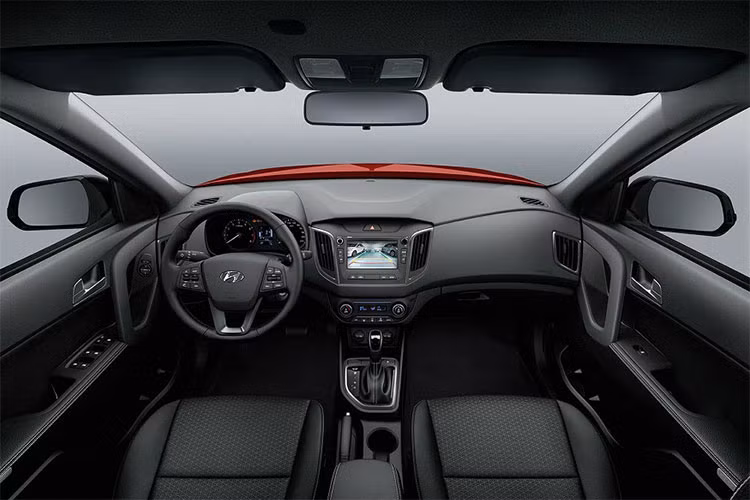 Ở bên trong, Creta Sport 2019 đi kèm với ngưỡng cửa xuất hiện dòng chữ “Sport” độc quyền. Toàn bộ khu vực bảng điều khiển, ghế ngồi trên xe đều được phủ màu sơn đen bóng tông xẹt tông với ngoại thất bên ngoài.