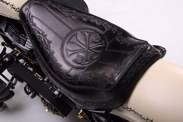 Bên cạnh tượng Chúa ở đầu xe, chiếc Harley-Davidson White Unique còn có các họa tiết trang trí mang tính tôn giáo như ở yên xe có biểu tượng Chi-Ro; bình xăng và chắn bùn sau có họa tiết mão gai chạy dọc.