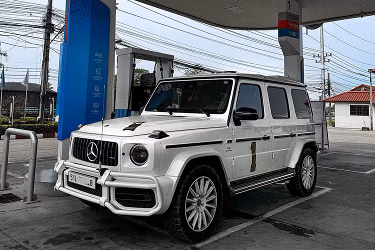 Chiếc Mercedes-AMG G63 phượt xuyên lục địa này đã đồng hành cùng anh trên nhiều hành trình quốc tế, bao gồm 3 lần đi Lào, 4 lần sang Thái Lan và 7-8 lần đến Campuchia. Dù đã trải qua nhiều chuyến đi xa, ngoại thất xe vẫn giữ được vẻ mới mẻ, các chi tiết bóng bẩy và không có dấu hiệu xuống cấp đáng kể.