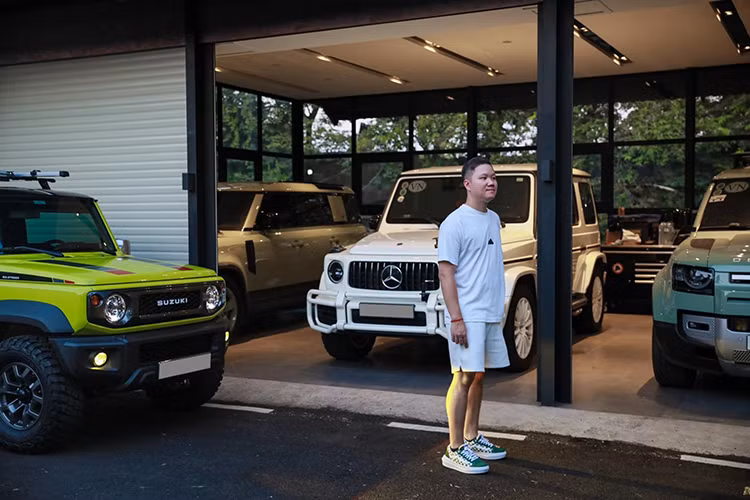 Chiếc Mercedes-AMG G63 nổi tiếng này thuộc về anh Ngô Kỳ Phong, một tay chơi xe đình đám trong nước. Anh được biết đến với những hành trình phượt đường dài ấn tượng, bao gồm các chuyến xuyên lục địa từ châu Á sang châu Âu.