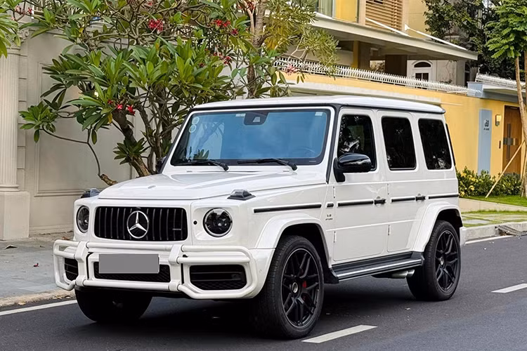 Ngoài ra, xe còn đi kèm gói AMG Driver Package, giúp nâng tốc độ tối đa lên 240 km/h. Chủ xe chia sẻ, đây có thể là chiếc G63 duy nhất tại Việt Nam có gói tùy chọn này, vì hãng chỉ cung cấp cho những khách hàng có chứng chỉ đào tạo AMG. Đặc biệt, xe có 1 chìa khoá để mở giới hạn tốc độ tối đa 240 km/h.