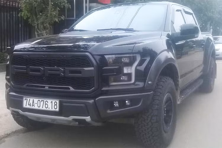Tại Mỹ, Ford F150 Raptor được bán với giá cơ bản từ 53.140 USD, nhưng nếu trang bị đầy đủ “đồ chơi” thì giá bán sau cùng của xe có thể lên đến hơn 70.000 USD. Khi về Việt Nam, Ford F-150 Raptor có giá sau thuế lên đến hơn 4 tỷ đồng/chiếc. Mẫu xe này hiện chưa được phân phối chính hãng từ Ford Việt Nam mà chỉ qua các đại lý tư nhân nhập về.