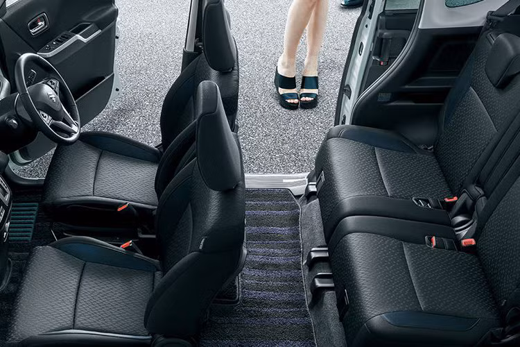 Toàn bộ không gian bên trong Suzuki Solio 2016 với hai hàng ghế đủ cho 4 người.