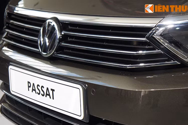  Điểm gây ấn tượng đầu tiên của Passat là hệ thống đèn trước và thanh lưới tản nhiệt thiết kế thánh lớn nằm ngang. Phong cách thiết kế này khiến cho khó có thể nhầm lẫn Passat với bất kỳ mẫu xe nào khác trên thị trường.