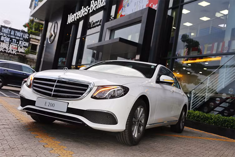  Mercedes-Benz E200 mới là mẫu sedan hạng trung cao cấp của thương hiệu xe sang Đức. Nó là sự tổng hòa của 3 yếu tố: sự thời thượng, cá tính lịch lãm và chất thể thao. Giống như nhiều mẫu Mercedes đời mới khác, xe được thiết kế theo ngôn ngữ Sensual Purity, chiếc xe mang nhiều nét tương đồng với các dòng S-Class và C-Class đã ra mắt trước đó. 
