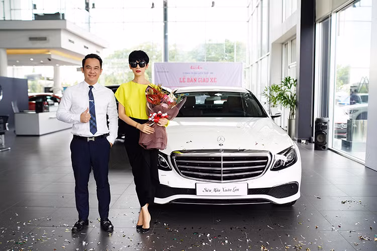 E200 được trang bị đến 9 túi khí, hệ thống chống bó cứng phanh ABS, hỗ trợ lực phanh khẩn cấp BAS, chống trượt khi tăng tốc ASR, ổn định thân xe điện tử ESP và hỗ trợ ổn định xe khi gió thổi ngang. Bên cạnh đó là hệ thống treo AGILITY CONTROL, trợ lực điện Direct-Steer biến thiên tốc độ, phanh chủ động, khởi hành ngang dốc...