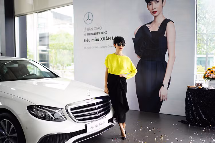 Trước Xuân Lan, nhiều nghệ sĩ tại Việt Nam cũng chọn lựa dòng xe sedan hạng sang Mercedes-Benz E200 để làm bạn đồng hành như diễn viên Duy Khánh Zhou Zhou, Hoa hậu Huỳnh Tiên, nữ ca sĩ Vũ Cát Tường hay vợ chồng Thúy Diễm và diễn viên Lương Thế Thành...