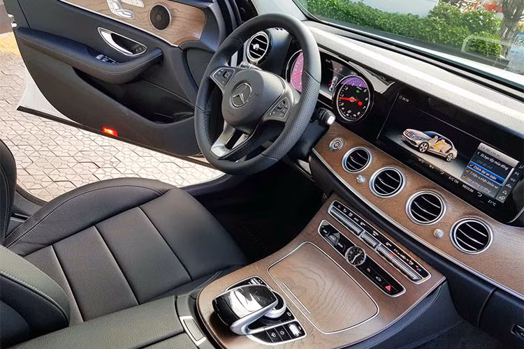 Không gian nội thất của Mercedes-Benz E200 bản nâng cấp có sự khác biệt rõ rệt với màn hình giải trí 12,3 inch, tạo nên sự liền lạc từ cụm đồng hồ cho tới màn hình tương tự các phiên bản cao hơn như E250 hay E300 AMG cũng như so với trước đây chỉ là màn hình 8,4 inch.
