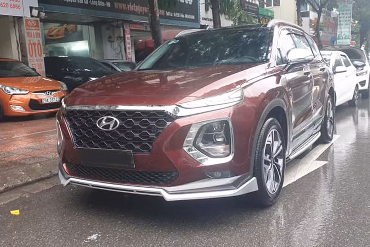 Mới đây, trên sàn xe cũ xuất hiện một chiếc xe Hyundai SantaFe 2019 máy dầu được chủ nhân chào bán, đáng chú ý đây là một chiếc xe đã qua sử dụng và lăn bánh khoảng hơn 1 vạn km. Xe thuộc phiên bản đặc biệt, đã qua sử dụng đang được rao bán với giá khoảng 1,25 tỷ đồng, ngang ngửa giá bán xe mới hiện tại ở các đại lý.