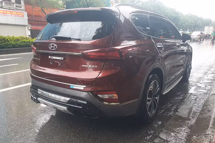 Về chiếc SantaFe máy dầu 2019 trong bài viết này, nhiều khả năng tại thời điểm mua chiếc xe chủ nhân đã chấp nhận bỏ thêm 100 triệu đồng bởi nó mới ra mắt. Hiện phiên bản đặc biệt đã bán đúng giá niêm yết 1,19 tỷ đồng. Ngoài ra, đại lý còn tặng thêm một số phụ kiện cho khách chứ không phải lắp ngoài nữa.