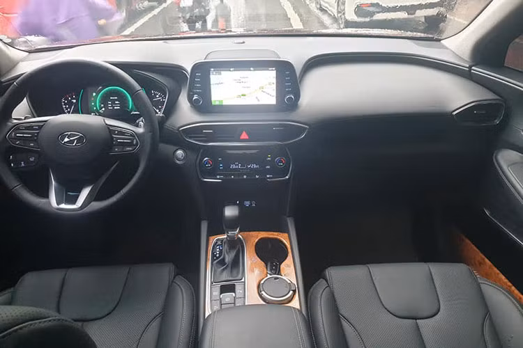 Bên trong nội thất của Hyundai SantaFe 2019 cũng sẽ có nhiều thay đổi hơn trước, mang tới cảm giác sang trọng và cao cấp hơn nhờ tông màu đen chủ đạo hay trang bị ghế ngồi bọc da. Thiết kế màn hình thông tin giải trí được thay đổi, đặt hẳn lên cao tương tự với Hyundai Kona.