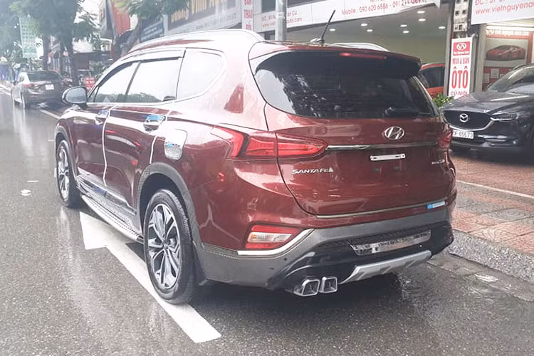 Mâm xe hợp kim 19-inch thiết kế dạng 5 chấu là trang bị tiêu chuẩn. Thân xe với các đường gân dập nổi sắc nét ở thân xe góp phần giúp SantaFe phiên bản 2019 ra dáng SUV hơn. Phần đuôi xe có đèn hậu LED tái thiết kế, hẹp hơn và tinh xảo hơn trước. Cản xe và đèn sương mù phía sau cũng được mở rộng, giúp SantaFe bề thế, vững chãi.