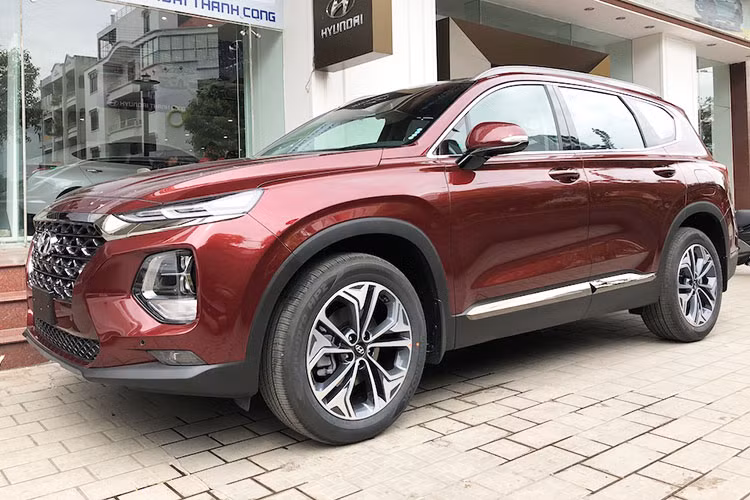 Được biết, bắt đầu từ cuối tháng 2/2019, Hyundai SantaFe bản đặc biệt có thêm cửa gió điều hoà hàng ghế thứ 3. Lô đầu tiên bán trước Tết không có. Giá xe tăng nhẹ 5 triệu đồng. Cộng thêm giá “bia kèm lạc” 30 triệu nữa, số tiền người mua phải trả cho đại lý tại thời điểm đó để lấy chiếc SantaFe xăng đặc biệt là 1,17 tỷ đồng.