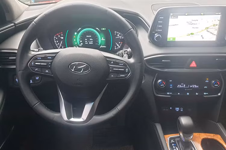 Ghế lái chỉnh điện, ghế gập 6:4, hệ thống thông tin giải trí AVN, kết nối Bluetooth, hệ thống âm thanh 6 loa, điều hòa tự động, chìa khóa thông minh và nút bấm khởi động máy, cốp chỉnh điện hay cảm biến gạt mưa là trang bị tiêu chuẩn. Riêng sạc điện thoại không dây, cửa sổ trời toàn cảnh và màn hình công-tơ-mét siêu sáng 7 inch chỉ có trên bản đặc biệt.