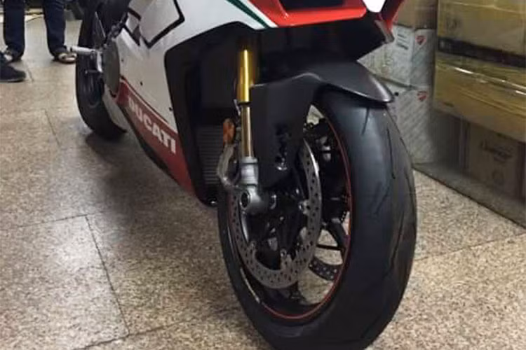 Panigale V4 cũng là mẫu môtô Ducati thương mại đầu tiên sử dụng động cơ V4, được phát triển từ Desmosedici V4 trong giải đua MotoGP. Động cơ có dung tích 1.103 cc, cho công suất 214 mã lực, và 226 mã lực. Biến thể Panigale V4 Special trang bị ống xả titanium Akrapovic. Động cơ này cũng nặng hơn 2,2 kg so với 1299 Panigale.
