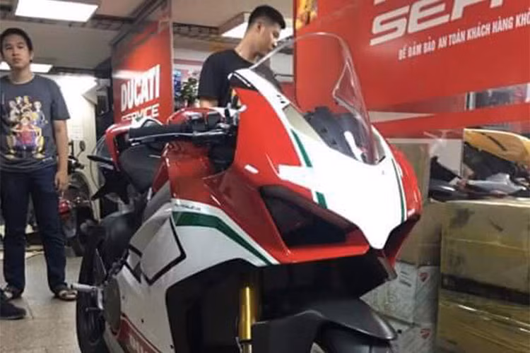 Ducati Panigale V4 Speciale từng giành danh hiệu “Most Beautiful Bike of Show - Xe đẹp nhất" tại triển lãm EICMA 2017 tại Milan, Ý. Theo đại diện Ducati Việt Nam chia sẻ, đây là chiếc Panigale V4 Speciale đầu tiên tại Việt Nam cũng như Châu Á. Xe mang số thứ tự khá đẹp và ý nghĩa đối với người Châu Á (68 mang ý nghĩa Lộc Phát).