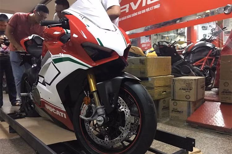 Động cơ của siêu môtô này được hãng xe máy Ducati đặt nghiêng về phía sau 42 độ nhằm tối ưu phân bổ trọng lượng chiếc xe, tăng tính ổn định và thêm không gian cho bộ tản nhiệt cỡ lớn phía trước. Điều đó đồng nghĩa với việc động cơ là phần chịu lực chính trên Ducati Panigale V4 S.