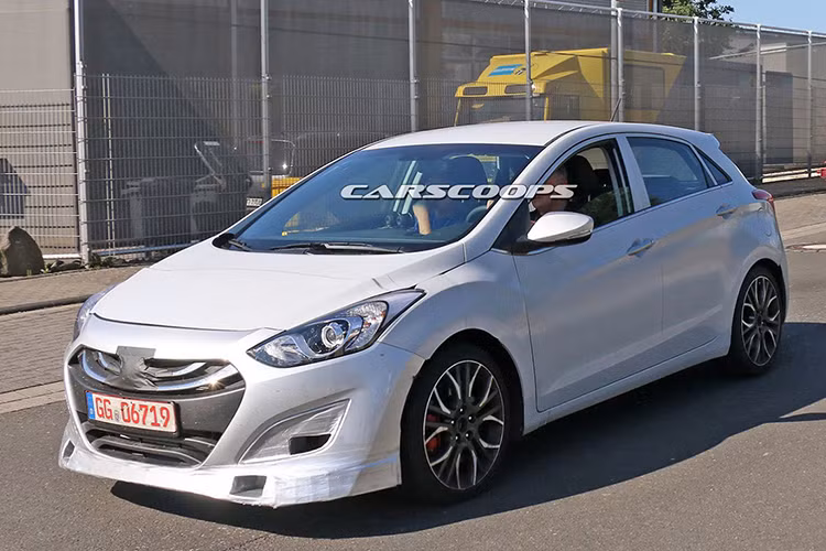Trước đó, chiếc Hyundai i30N mới đã được các phóng viên bắt gặp khi đang chạy thử tại thành phố Nurburgring, Đức với diện mạo gần như đã lộ hoàn toàn hồi tháng 7/2015. Điểm kỳ lạ là mẫu xe đang được thử nghiệm lại có kiểu dáng của Hyundai i30 thế hệ trước, chứ không phải mẫu xe vừa được ra mắt mới đây.