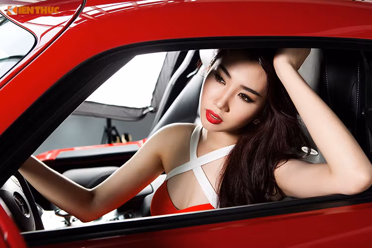 Điểm ấn tượng nhất trên mẫu siêu xe Mercedes-Benz SLS đình đám này chính là là thiết kế cửa gullwing (kiểu cửa cánh chim) cực kỳ độc đáo. Thay vì mở ngang như truyền thống, cánh cửa được mở ngược lên trên.