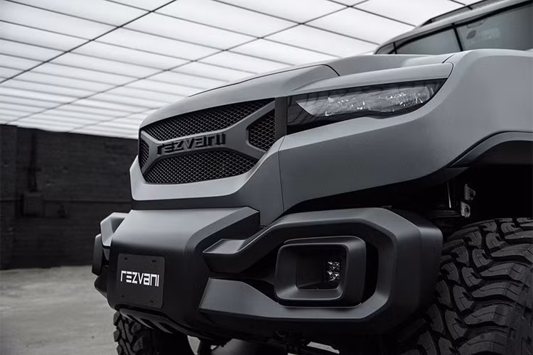 Chống đạn thôi chưa đủ, chiếc Rezvani Tank của nam ca sỹ này còn được trang bị chông nhọn bảo vệ. Khi cần, những chiếc chông nhọn này sẽ bật ra dễ dàng pử phía trước hoặc sau của xe. Trong khi đó, tay nắm cửa của chiếc xe còn có thể khiến kẻ xâm phạm bị điện giật.
