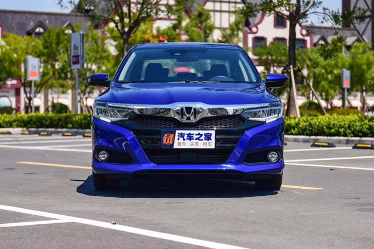 Tuy được phát triển dựa trên cơ sở gầm bệ chung với City nhưng Honda Crider 2019 lại sở hữu thiết kế ngoại thất như phiên bản thu nhỏ của mẫu sedan cỡ D Accord. Sự tương đồng giữa Crider 2019 và Honda Accord thế hệ mới được thể hiện qua đôi cánh mạ crôm trên lưới tản nhiệt, kéo dài đến cụm đèn pha LED toàn phần.