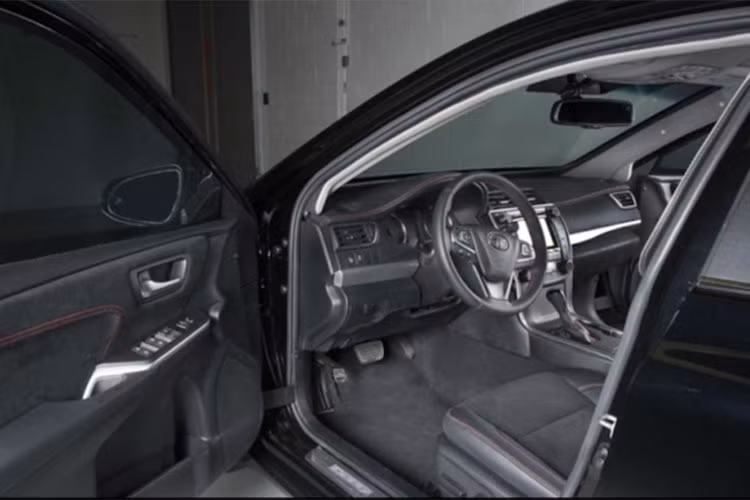 Bên trong nội thất của mẫu xe chống đạn Camry Inkas vẫn có đầy đủ các trang bị tiện nghi như bao chiếc Camry XLE khác với hệ thống thông tin giải trí kèm định vị với màn hình 6,1 inch, dàn âm thanh JBL 10 loa, kết nối Bluetooth, các ghế bọc da... cùng các tiện ích khác.