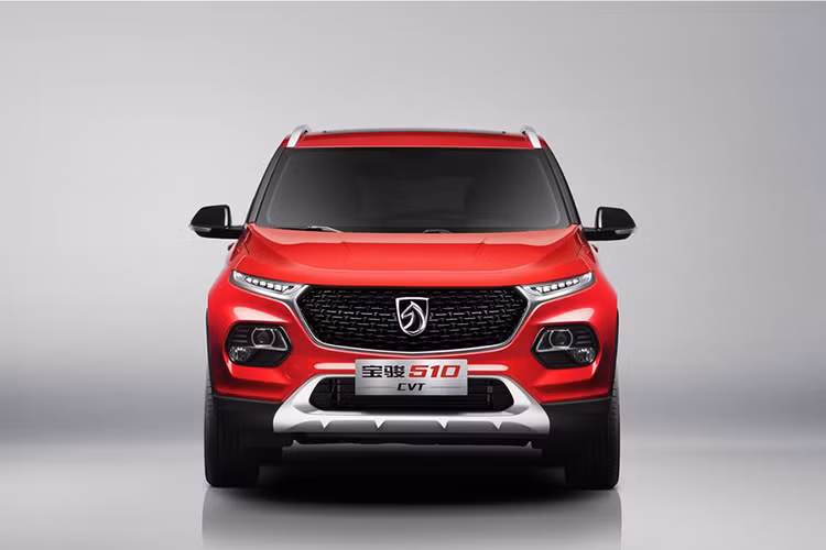 Phía trước là cụm đèn pha LED sắc sảo thiết kế dạng lưỡi kiếm nhỏ kéo dài lên nắp ca-pô, bộ lưới tản nhiệt lớn với hai thanh ngang cùng đường viền ốp bao quanh mạ crôm sáng. Trong khi đó, cụm đèn sương mù lớn bố trí ở hai bên cản trước với đường viền ốp nhựa đen bắt mắt.