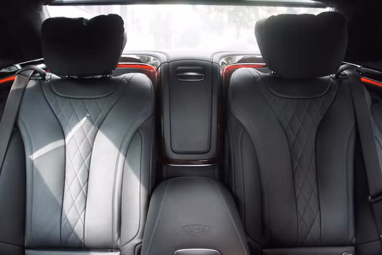 Mercedes cũng trang bị cho mẫu xe siêu sang Maybach S500 một loạt các tính năng an toàn như hệ thống túi khí, tính năng cảnh báo mất tập trung cho người lái, chức năng hỗ trợ khởi hành và bám đường, hệ thống cảm biến và camera lùi giúp người lái điều khiển xe thuận tiện hơn.