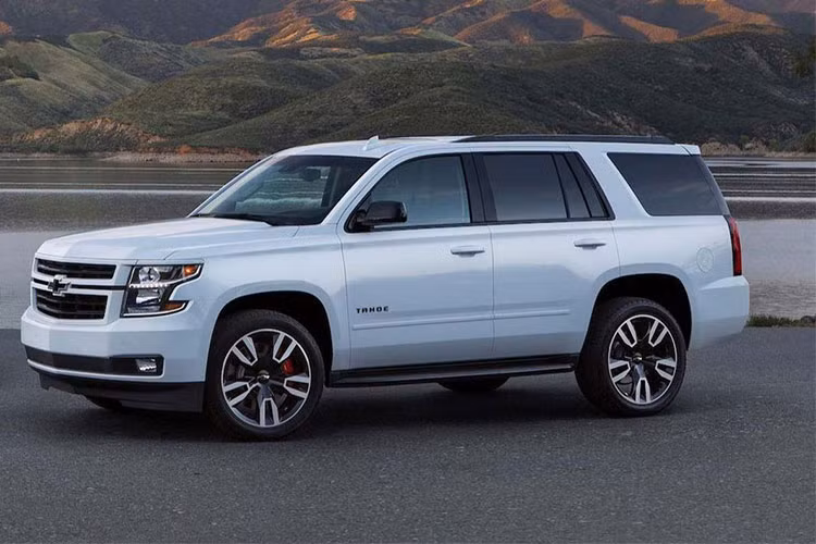 Với Chevrolet Suburban 2019 này, hãng xe đình đám nhất nước Mỹ đã bổ sung thêm phiên bản cấu hình mới có tên gọi RST Performance Package, khiến cho mẫu SUV cỡ lớn này trở nên thể thao hơn.
