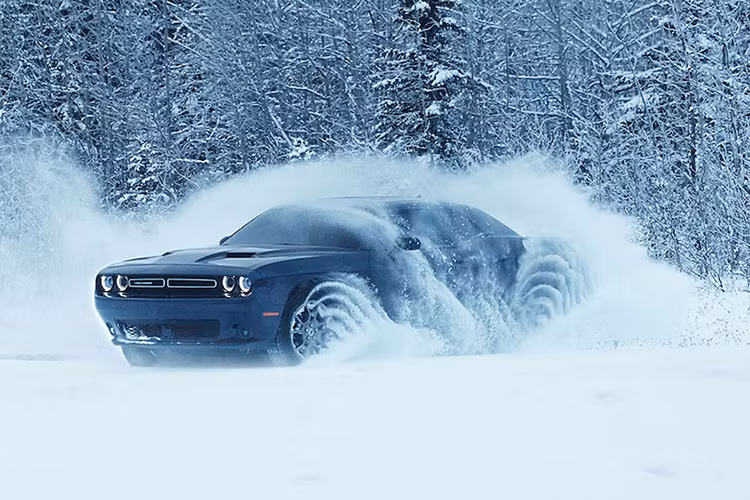 Với việc được trang bị hệ dẫn động 4 bánh toàn thời gian, mẫu xe Dodge Challenger GT 2017 mới có thể luân chuyển từ dạng dẫn động 1 sang 2 cầu và ngược lại mà không cần đến sự can thiệp của người lái.