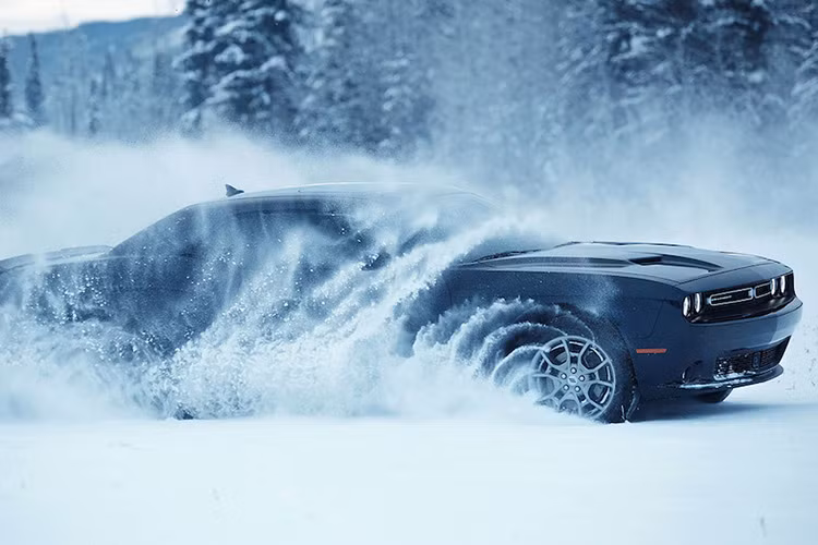 Ngoài ra, Dodge Challenger GT 2017 còn có hệ thống cân bằng điện tử 3 chế độ. Trong đó, có chế độ "full-off" dành riêng cho việc drift.