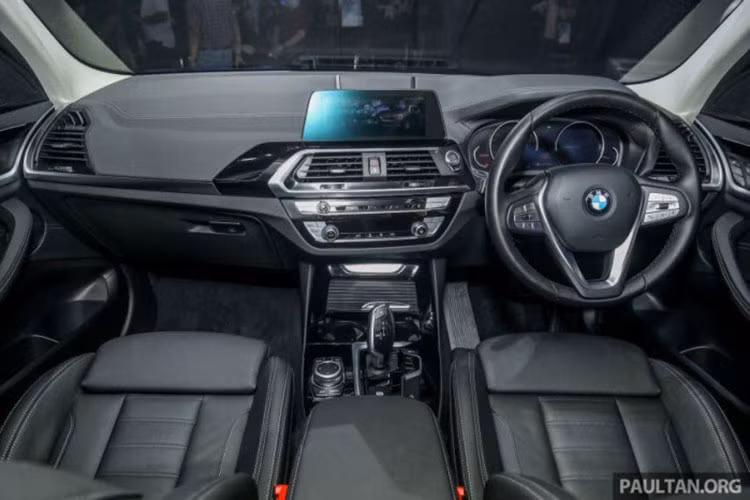 Bên trong nội thất của BMW X3 sDrive20i xLine được trang trí màu đen bóng với các chi tiết nổi bật bằng chất liệu Pearl Crom, cùng với thảm trải sàn bằng vải dán, bảng điều khiển Sensatec và hệ thống chiếu sáng xung quanh với 6 thiết kế.