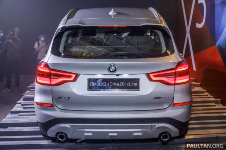 BMW X3 sDrive20i xLine có thể tăng tốc từ 0-100 km/h trong 8,2 giây và đạt tốc độ tối đa 215 km/h. So với các biến thể X3 xDrive30i (249 mã lực), biến thể mới chậm hơn 1,9 giây và 25 km/h. Tuy nhiên, sDrive20i tiết kiệm nhiên liệu 7,1 lít/100 km, tốt hơn so với mức 7,6 lít/100 km của xDrive30i.