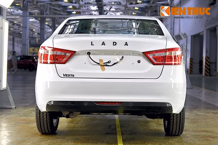 Lada Vesta là mẫu xe ôtô giá rẻ đã trình làng vào hồi tháng 9/2015, thậm chí đích thân Tổng thống Nga Vladimir Putin đã từng lái thử dòng xe này. Mẫu xe Lada Vesta số sàn sẽ có giá chỉ 300 triệu đồng tại Đức. Con số tương ứng của phiên bản số tự động là 319 triệu đồng.